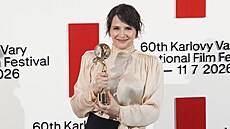 Francouzská here�ka Juliette Binocheová s K�i��álovým glóbem na záv�re�ném...