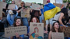 Tisíce lidí v Kyjev� demonstrovaly proti Zelenského rozhodnutí propustit...