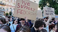 Tisíce lidí v Kyjev� demonstrovaly proti Zelenského rozhodnutí propustit...