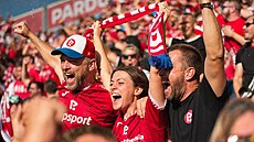 Fanou�ci Pardubic mají p�ed sebou novou éru svého klubu. S novými dresy i logem.