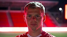 Zálo�ník Pardubic Michal Hlavatý v novém dresu.
