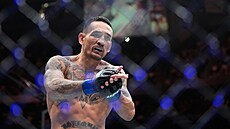 Max Holloway uznale tleská Conoru McGregorovi po jejich zápase.