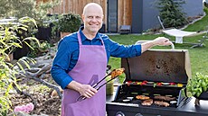 Plynový gril z Lidlu si oblíbil i �éfkucha� Roman Paulus. | Zdroj: Lidl.cz