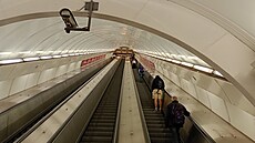 Jízda po jezdících schodech na stanici And�l sm�rem nahoru z autobusovému...
