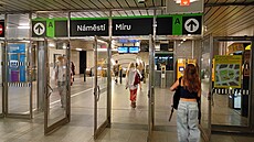 Stanice metra linky A Nám�stí Míru. Tady jsou nejdel�í eskalátory v metru.