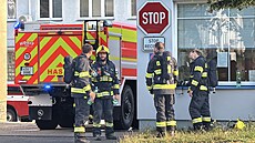 V �elákovicích u Prahy ho�í hala pro uskladn�ní elektrokolob�ek. Na míst�...