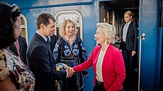Nám�stek ministra zahrani�ních v�cí Ukrajiny Olexander Mi�enko vítá p�edsedkyni...