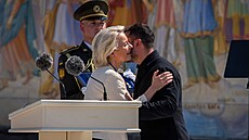 Ukrajinský prezident Volodymyr Zelenskyj p�edává ocen�ní p�edsedkyni Evropské...