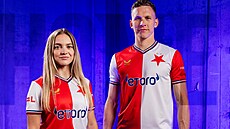 Slávistické dresy pro sezonu 2026/2027, v sad� pro domácí zápasy pózují...