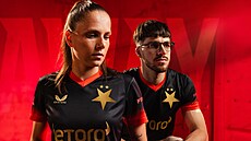Slávistické dresy pro sezonu 2026/2027, v sad� pro venkovní zápasy pózují Diana...