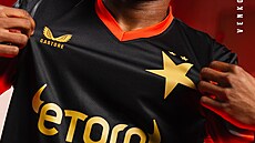 Samuel Isife v novém venkovnímu dresu Slavie pro sezonu 2026/2027.