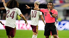 Salvadorský sudí Iván Barton v semifinále MS mezi �pan�lskem a Francií.