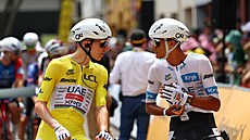 Slovinec Tadej Poga�ar a jeho mexický kolega z UAE Emirates Isaac del Toro p�ed...