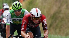 Baptiste Veistroffer a Jakub Otruba (vlevo) v úniku b�hem sedmé etapy Tour de...