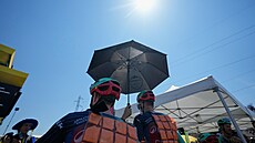 Jezdci Decathlonu se chladí b�hem deváté etapy Tour de France