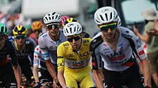 Tadej Poga�ar ve �lutém dresu b�hem desáté etapy Tour de France