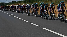 Hlavní pole na trati osmé etapy Tour de France.