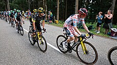 Jonas Vingegaard usazený v pelotonu kolem svých týmových koleg� z Vismy b�hem...
