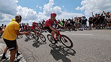 Georg Steinhauser p�ed Benem Healyem a Richardem Carapazem z týmu EF Education...