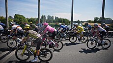 Tadej Poga�ar ve �lutém trikotu v pelotonu b�hem jedenácté etapy Tour de France.