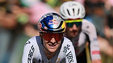 Tom Pidcock z týmu Pinarello Q36.5 dojí�dí do cíle 13. etapy Tour de France.