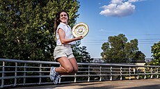 Linda Nosková po p�íletu z Londýna pózuje na pra�ské �tvanici s trofejí pro...
