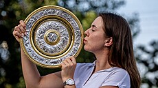 �eská teniska Linda Nosková s trofejí pro vít�zku Wimbledonu.