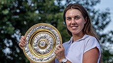 Linda Nosková pózuje s wimbledonskou trofejí po p�íletu do Prahy.