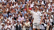 Italský tenista Jannik Sinner slaví postup do finále Wimbledonu.