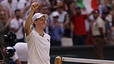Jannik Sinner slaví vít�zství v semifinále Wimbledonu nad Srbem Novakem...