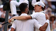 Jannik Sinner v objetí s Novakem Djokovi�em (vlevo) po vít�zném semifinále ve...