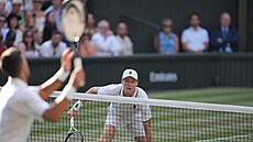 Jannik Sinner sleduje mí�, zatímco se Novak Djokovi� chystá na volej v...