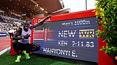 Ke�an Emmanuel Wanyonyi pózuje u �asomíry poté, co vyhrál finále b�hu na 1000...