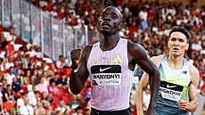 Emmanuel Wanyonyi a Jake Wightman p�i finále b�hu na 1000 metr� v Monaku.