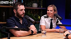 Jiho�eská policejní mluv�í Lenka Krausová a její kolega policejní komisa� David...
