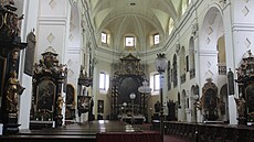 Velkou rekonstrukcí projde také vstup do katedrály. Nové sklen�né zádve�í...