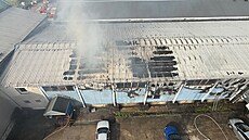 Po�ár pr�myslové haly v A�i po�kodil její st�echu a plá�� (15. �ervence 2026).