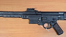 Úto�ná pu�ka SG 44 (Sturmgewehr) odevzdaná v Karlovarském kraji