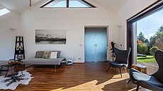 Strop otev�ený a� do krovu dovolil umístit do �títu okno.