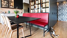 St�l s deskou z kompaktního laminátu dopl�ují �idle od zna�ky Ondarreta,...