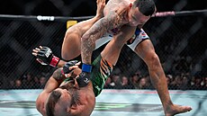 Max Holloway posílá údery do le�ícího a u� zran�ného Conora McGregora.
