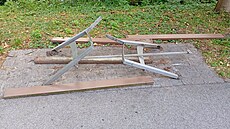 Neznámí vandalové v olomouckém parku poni�ili nebo i zcela zdemolovali osm...