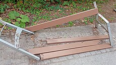 Neznámí vandalové v olomouckém parku poni�ili nebo i zcela zdemolovali osm...