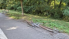 Neznámí vandalové v olomouckém parku poni�ili nebo i zcela zdemolovali osm...