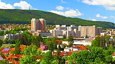 P�i pohledu na tovární areál z dálky vyniká monumentalita budovy 34, na snímku...