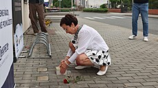 Vla�ka Vykou�ilová ukládá kámen zmizelých své prababi�ky Franti�ky...