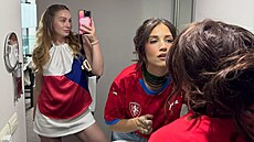 Fotbalový outfit sladila s kamarádkou. (�ervenec 2026)