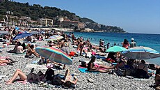 Zp�vák Martin Chodúr sdílel z dovolené ve Francii snímky z plá�e zapln�né...