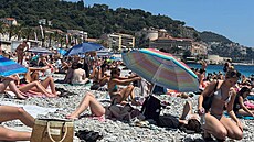 Zp�vák Martin Chodúr ukázal fanou�k�m realitu p�epln�né plá�e v Nice. (�ervenec...