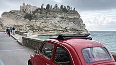Tropea a kostelík, ve kterém Blanka kdysi napsala p�ání, �e by na tomto míst�...